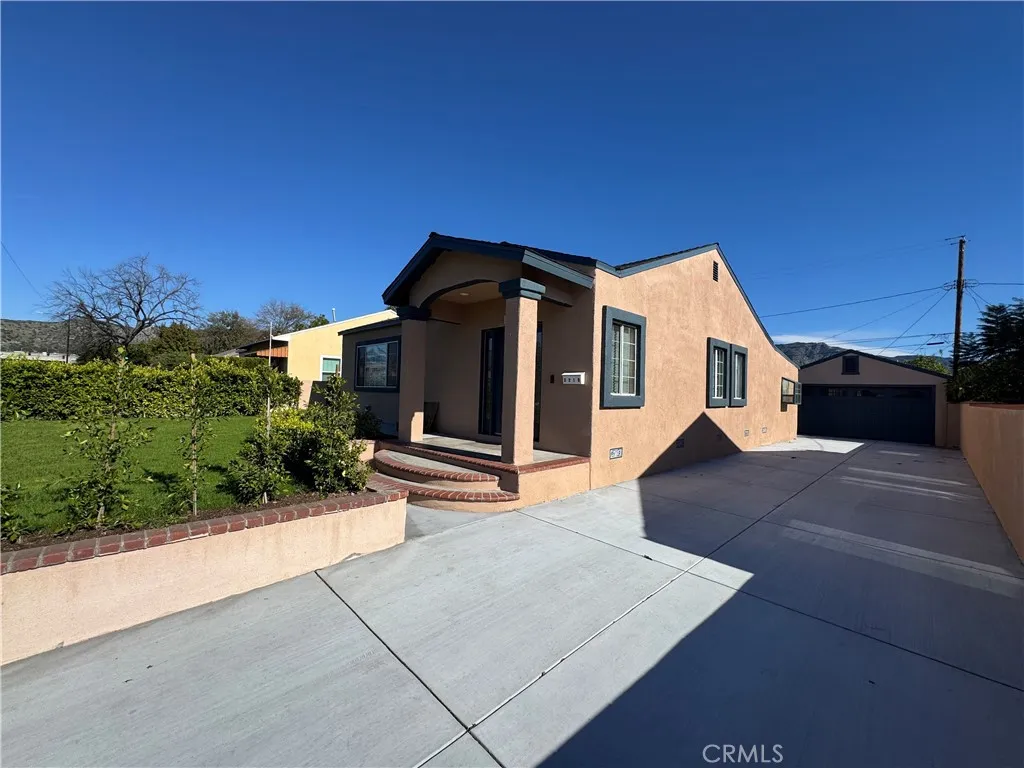 2210 N Buena Vista, Burbank, California 91504 home-pic-1