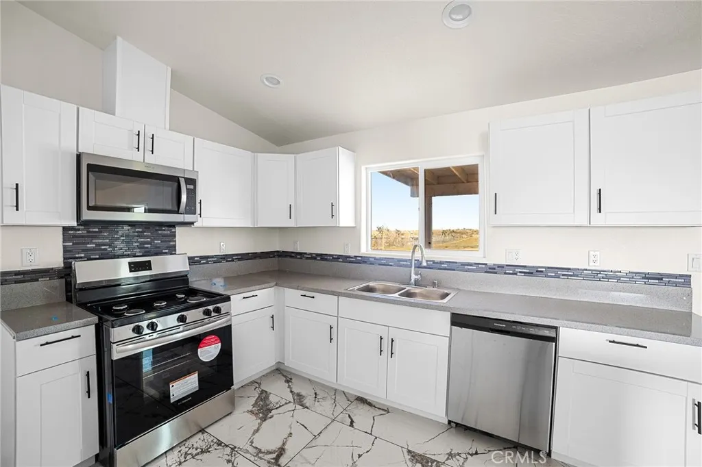 12275 Barbet, Phelan, California 92371 home-pic-20