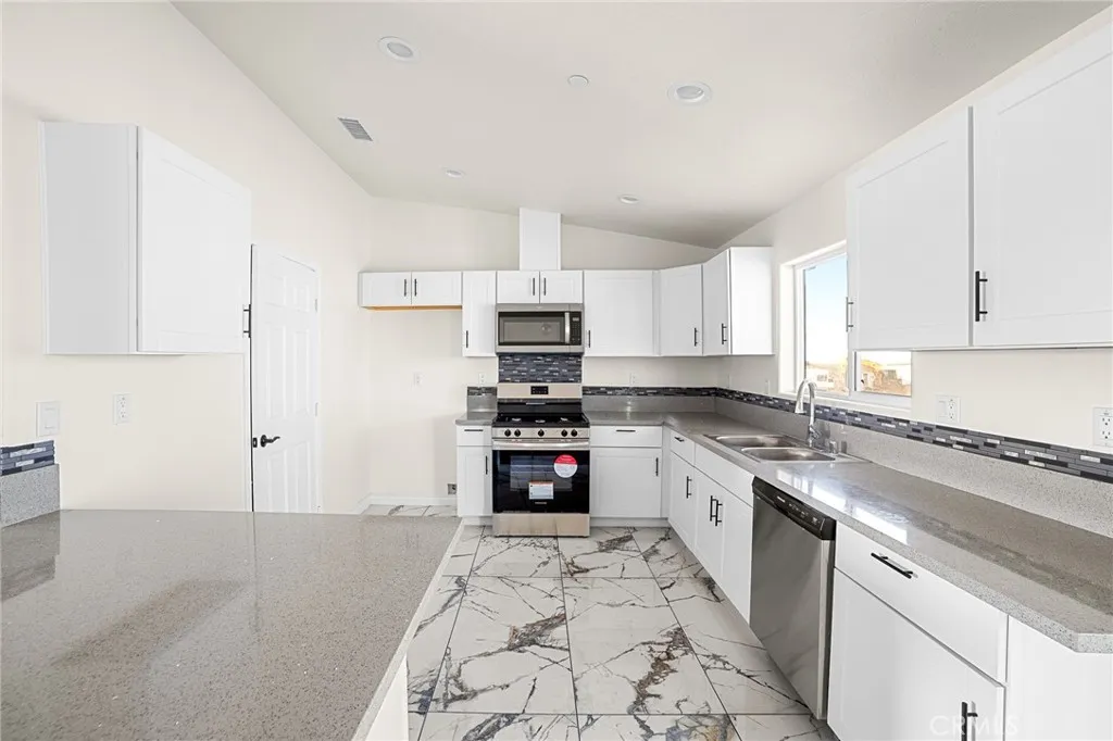 12275 Barbet, Phelan, California 92371 home-pic-19
