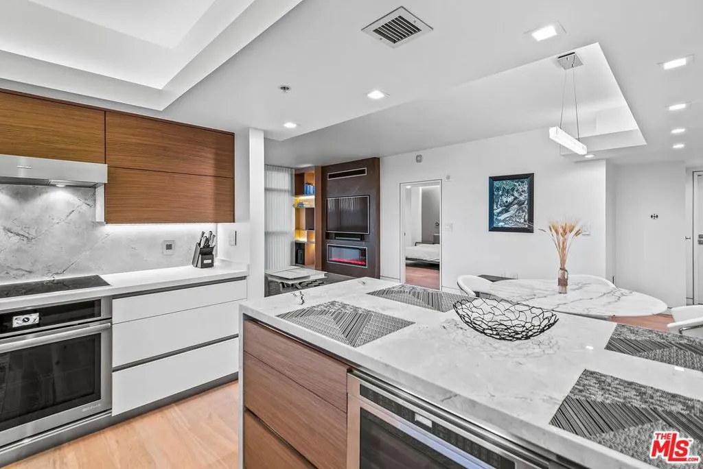 13700 Marina Pointe Drive 617, Marina Del Rey, California 90292 home-pic-3