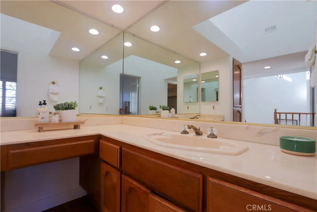 651 Wakefield Court 102, Long Beach, California 90803 home-pic-29