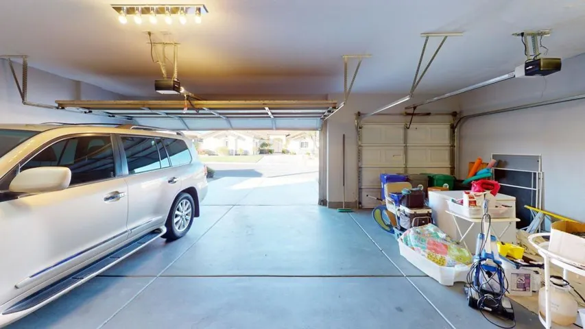 156-Saint-Thomas-Pl-Garage