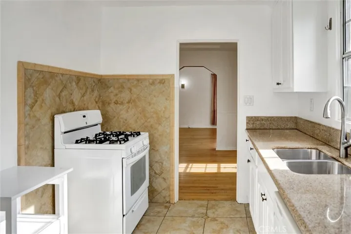 1185 Hauser Boulevard, Los Angeles, California 90019