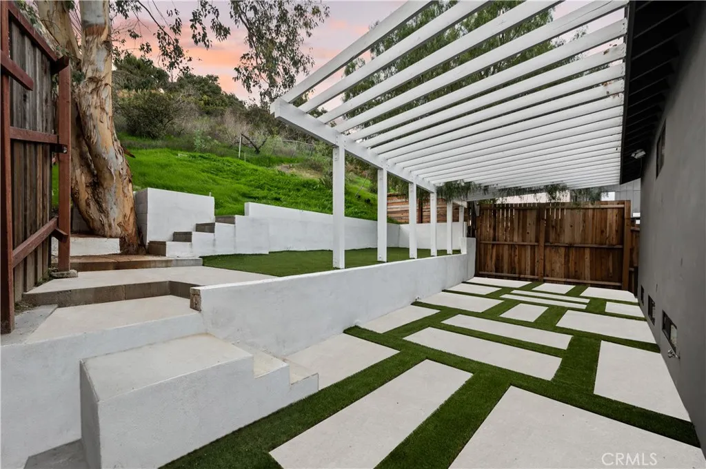 3947 Sumac Drive, Sherman Oaks, California 91403 home-pic-23