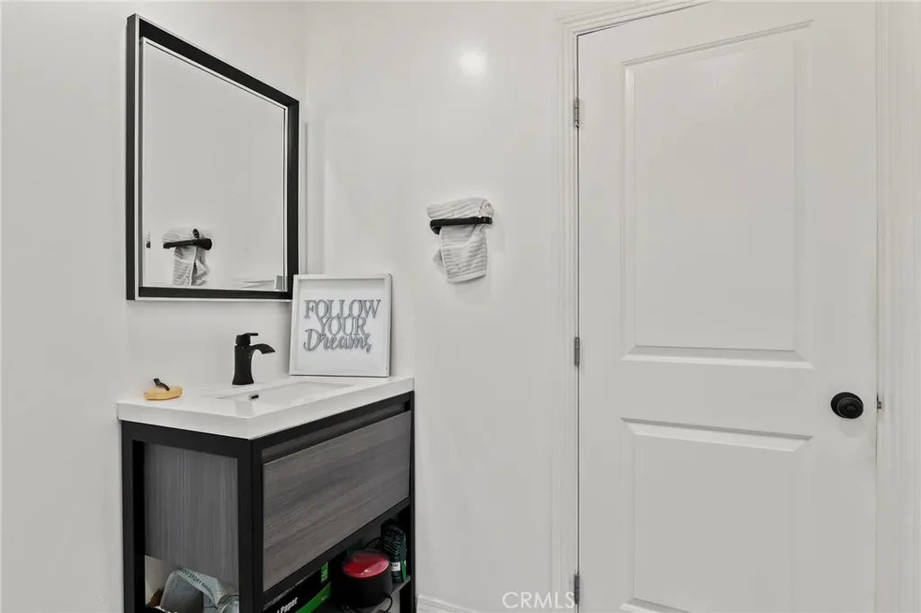 2673 Regway Avenue, Long Beach, California 90810 home-pic-21