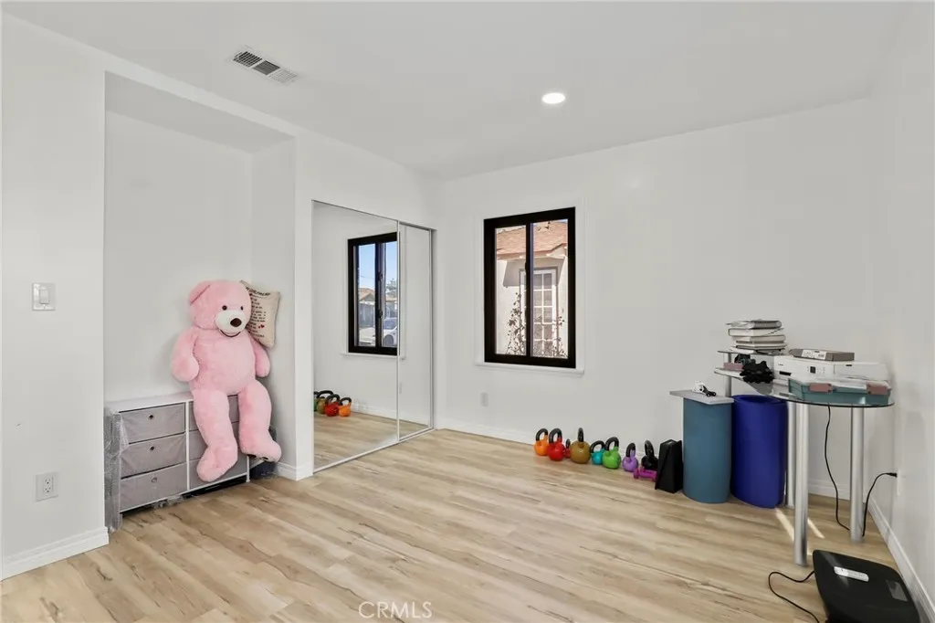 2673 Regway Avenue, Long Beach, California 90810 home-pic-15