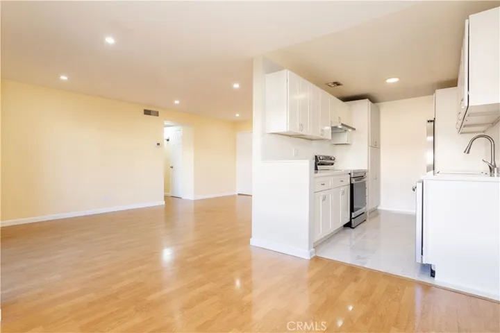 5414 Newcastle 8, Encino, California 91316