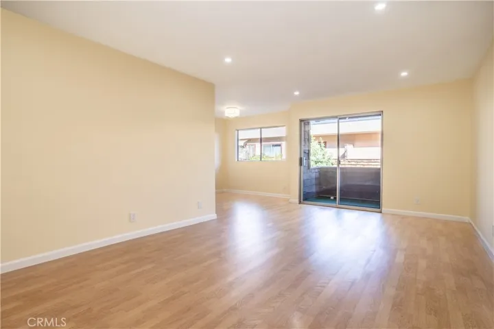 5414 Newcastle 8, Encino, California 91316
