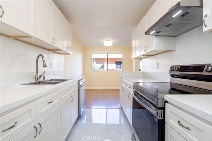 5414 Newcastle 8, Encino, California 91316