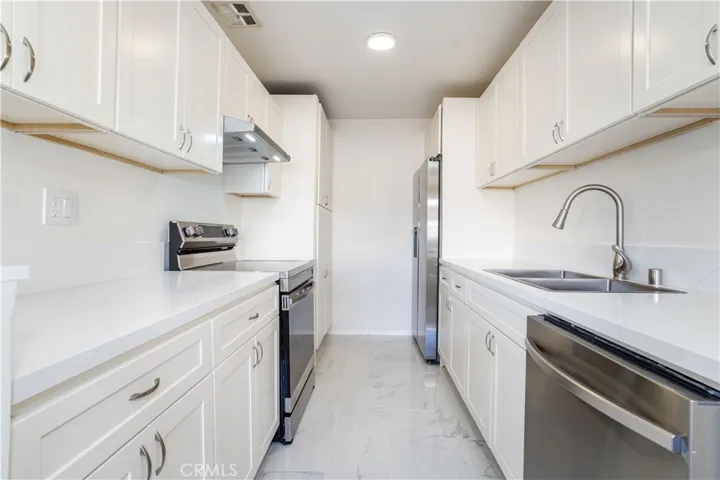 5414 Newcastle 8, Encino, California 91316