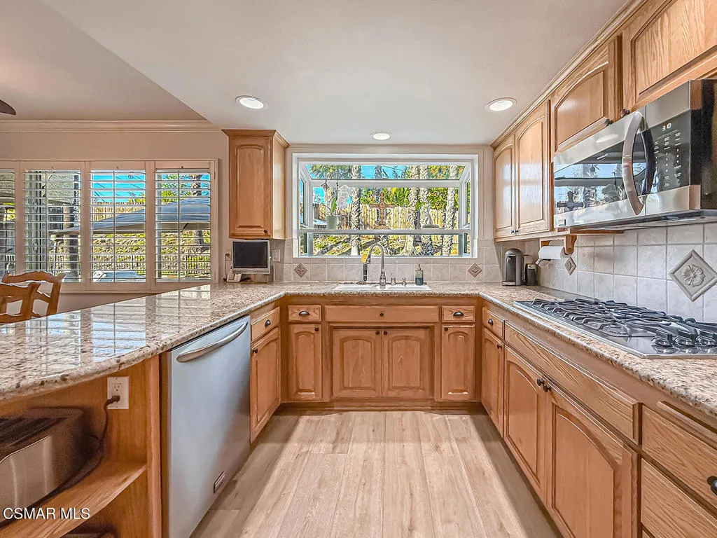 181 W Avenida De Las Flores, Thousand Oaks, California 91360 home-pic-15