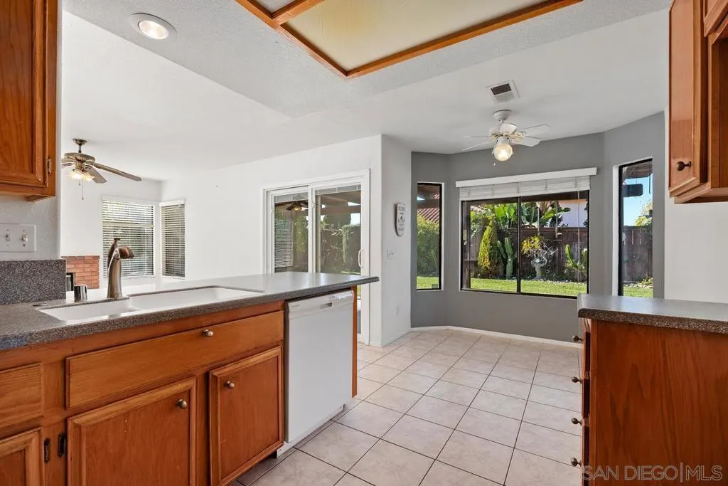 5070 Chalet Dr, Oceanside, California 92057 home-pic-9