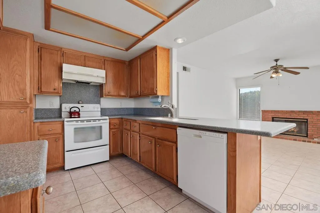 5070 Chalet Dr, Oceanside, California 92057 home-pic-8