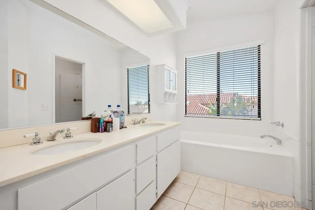 5070 Chalet Dr, Oceanside, California 92057 home-pic-16
