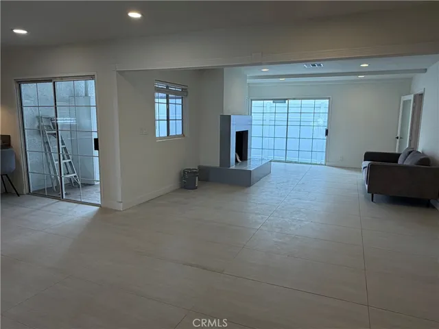 19216 Calvert Street, Tarzana, California 91335