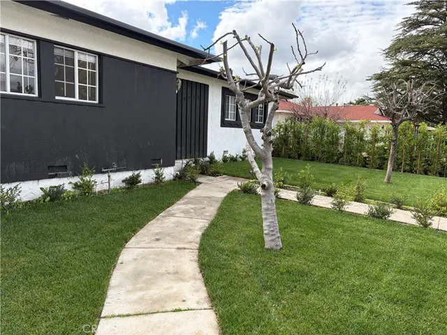 19216 Calvert Street, Tarzana, California 91335