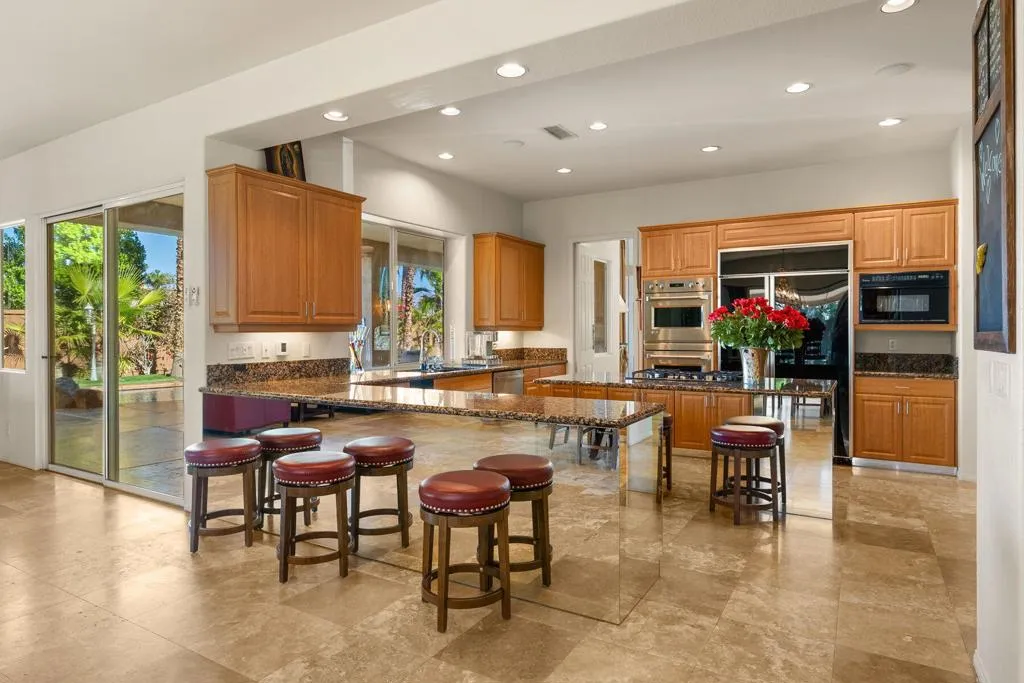 18 Calais Circle, Rancho Mirage, California 92270 home-pic-10