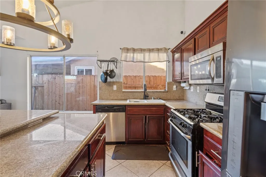 13207 Fordham Circle, Victorville, California 92392 home-pic-11