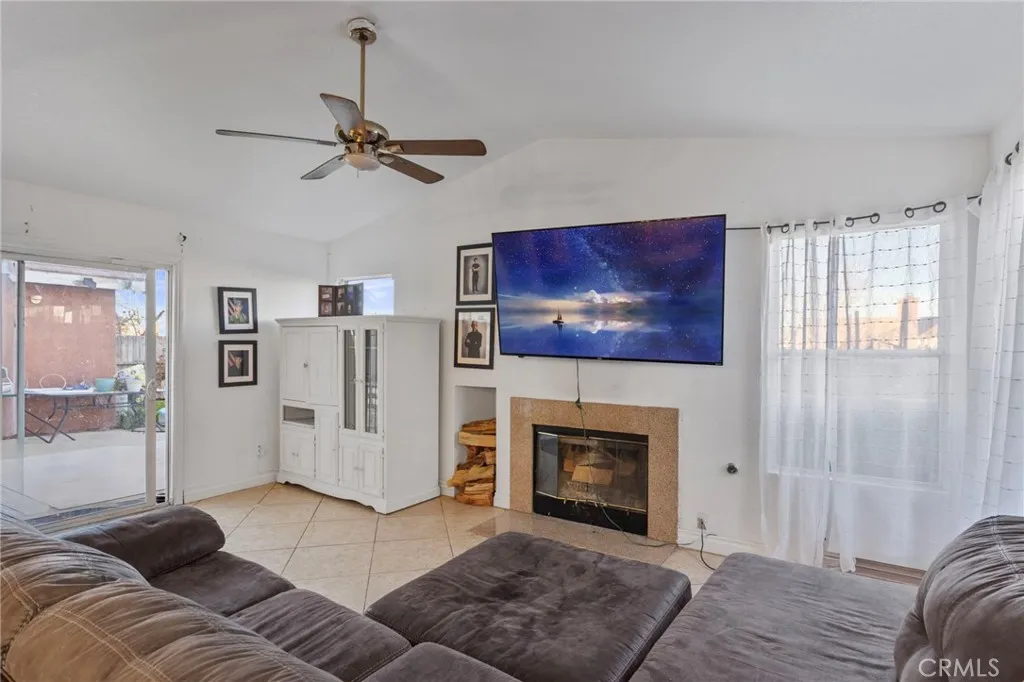13207 Fordham Circle, Victorville, California 92392 home-pic-16
