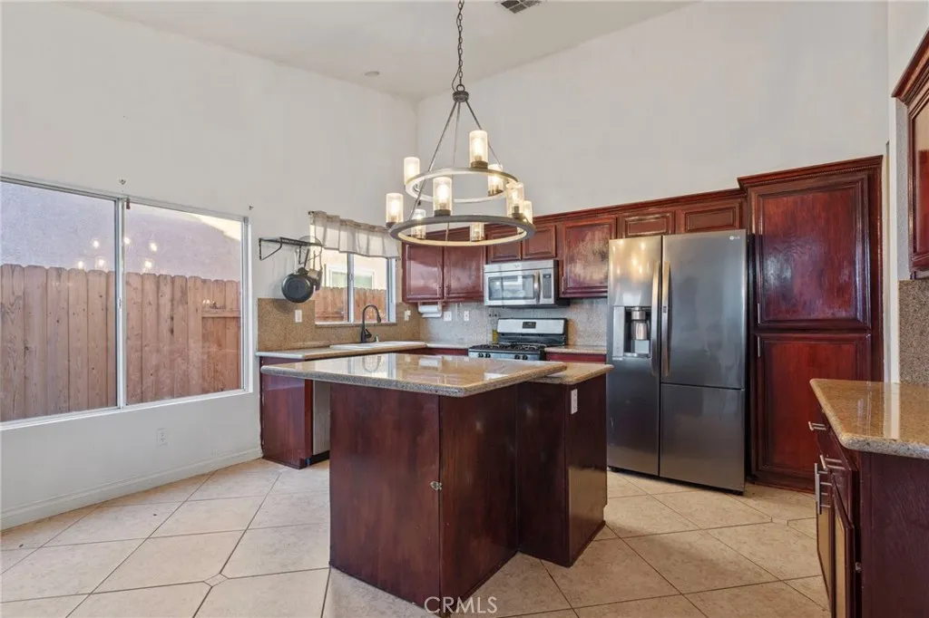 13207 Fordham Circle, Victorville, California 92392 home-pic-13