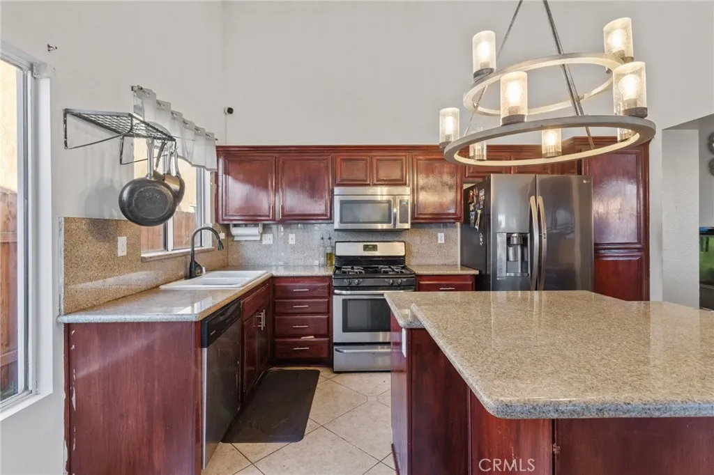 13207 Fordham Circle, Victorville, California 92392 home-pic-12