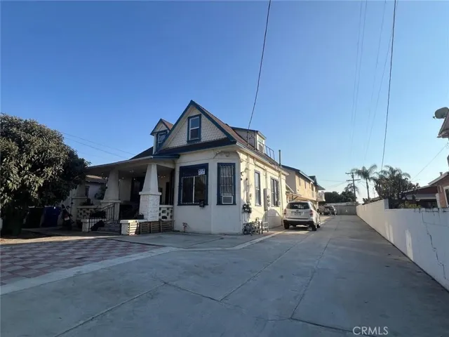 Front view of the long driveway.