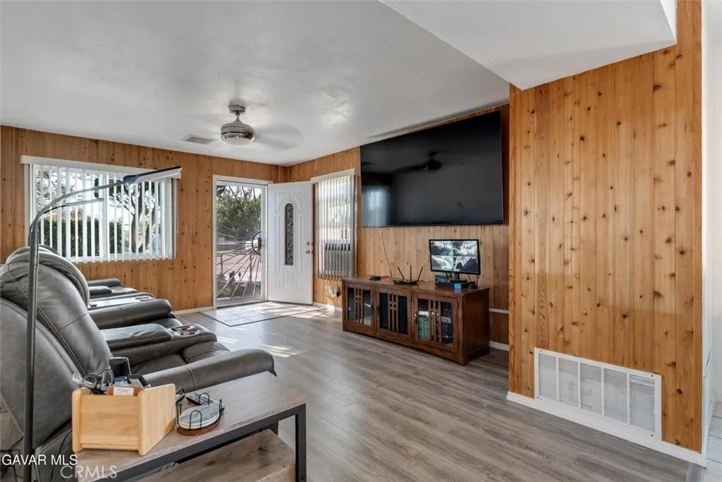 43014 7th Street E, Lancaster, California 93535 home-pic-4