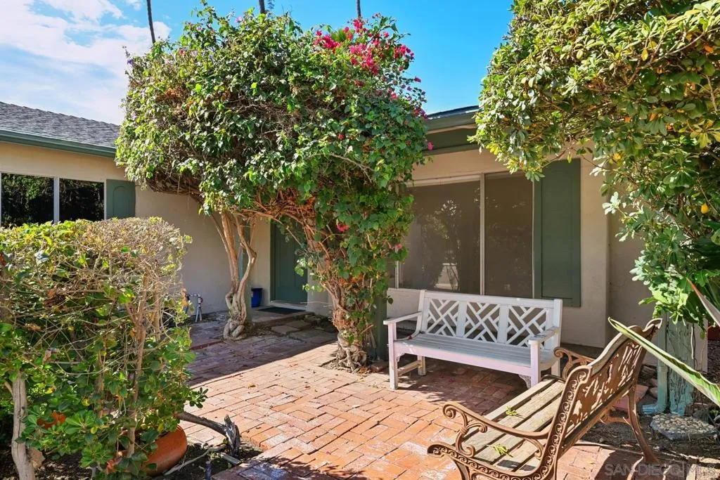 2050 Oak Hill Dr, Escondido, California 92027 home-pic-2