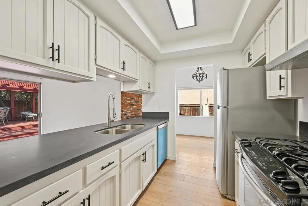 2050 Oak Hill Dr, Escondido, California 92027 home-pic-9
