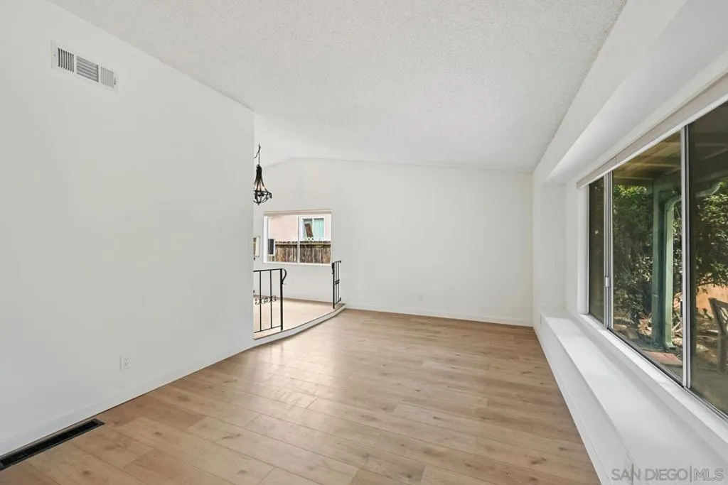 2050 Oak Hill Dr, Escondido, California 92027 home-pic-6