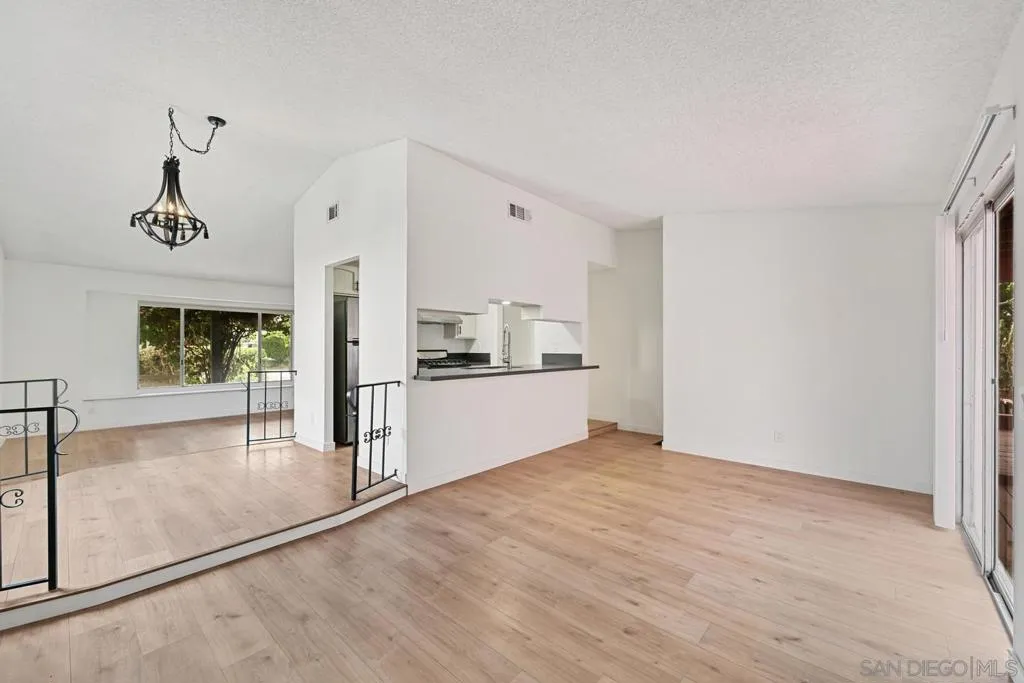 2050 Oak Hill Dr, Escondido, California 92027 home-pic-4
