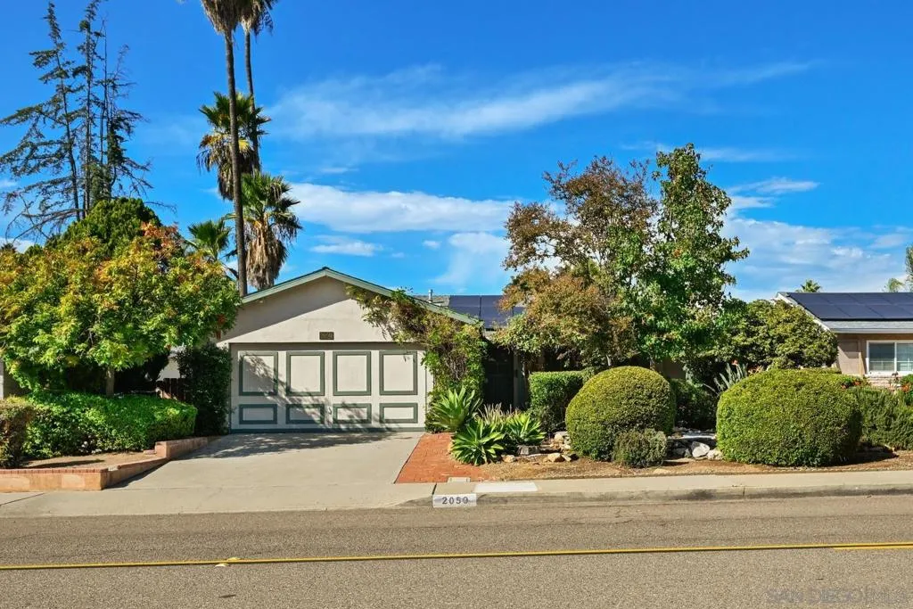 2050 Oak Hill Dr, Escondido, California 92027 home-pic-1