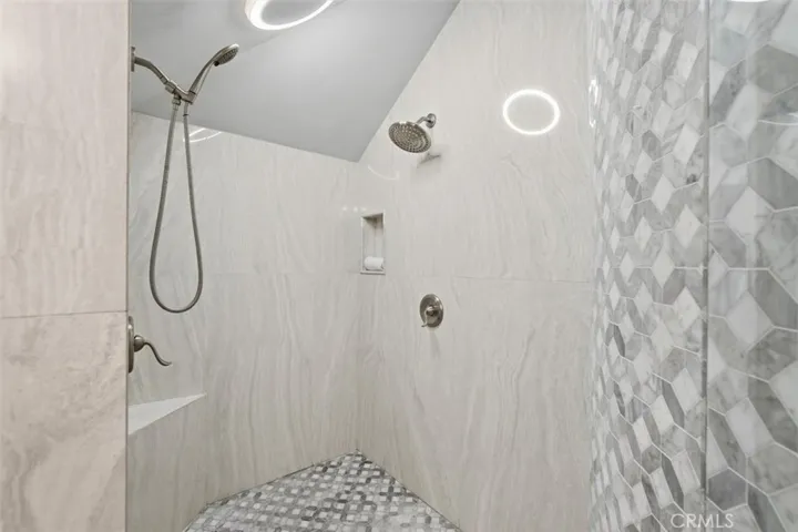 Walk in shower with multiple sprays