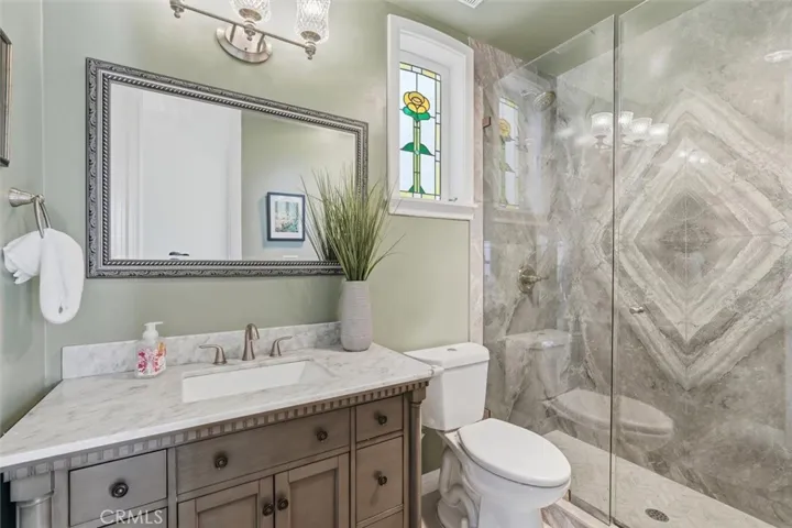 Main Level Bathroom (2 of 6)