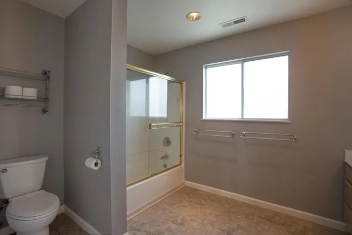 Upstairs hallway full bath.