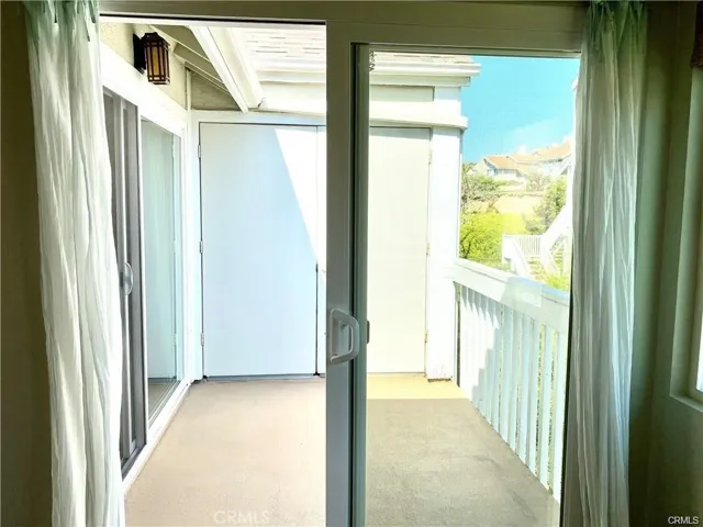 Balcony w/access to washer/dryer