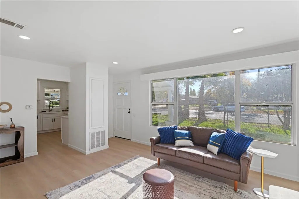 340 W Avenue L, Calimesa, California 92320 home-pic-6