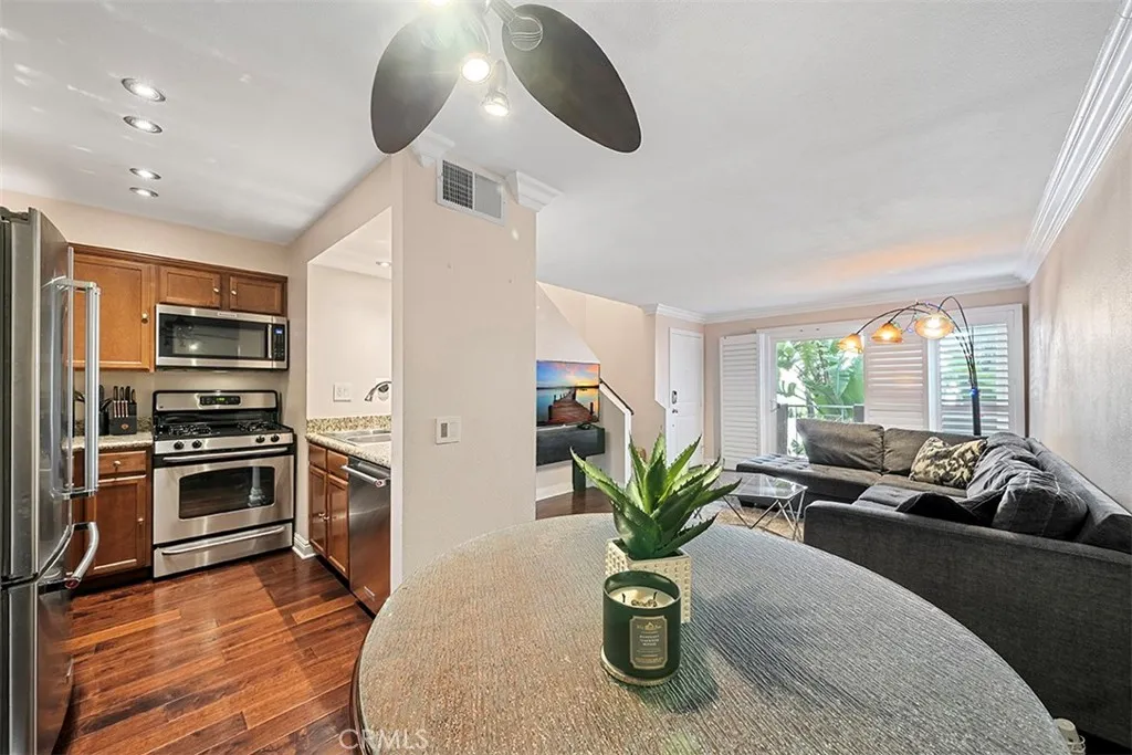 355 N Maple Street 245, Burbank, California 91505 home-pic-6