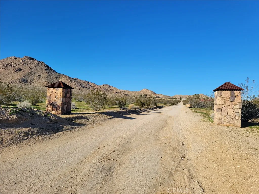 Entry to Banta Lane. The property is located on the left.