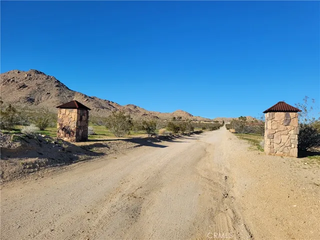 Entry to Banta Lane. The property is located on the left.