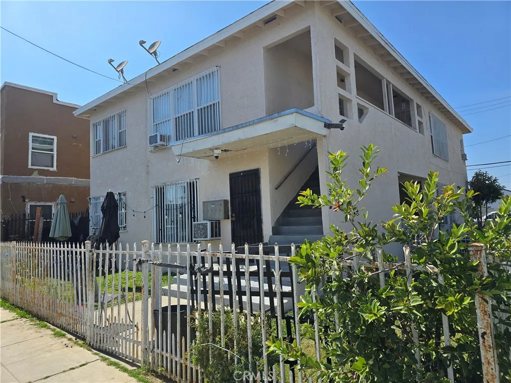 301 W Magnolia Street, Compton, California 90220 home-pic-3