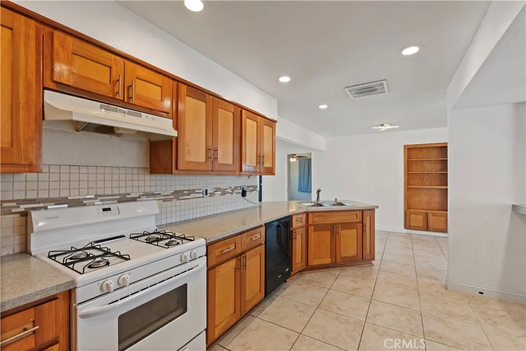 23859 South Road, Apple Valley, California 92307 home-pic-9