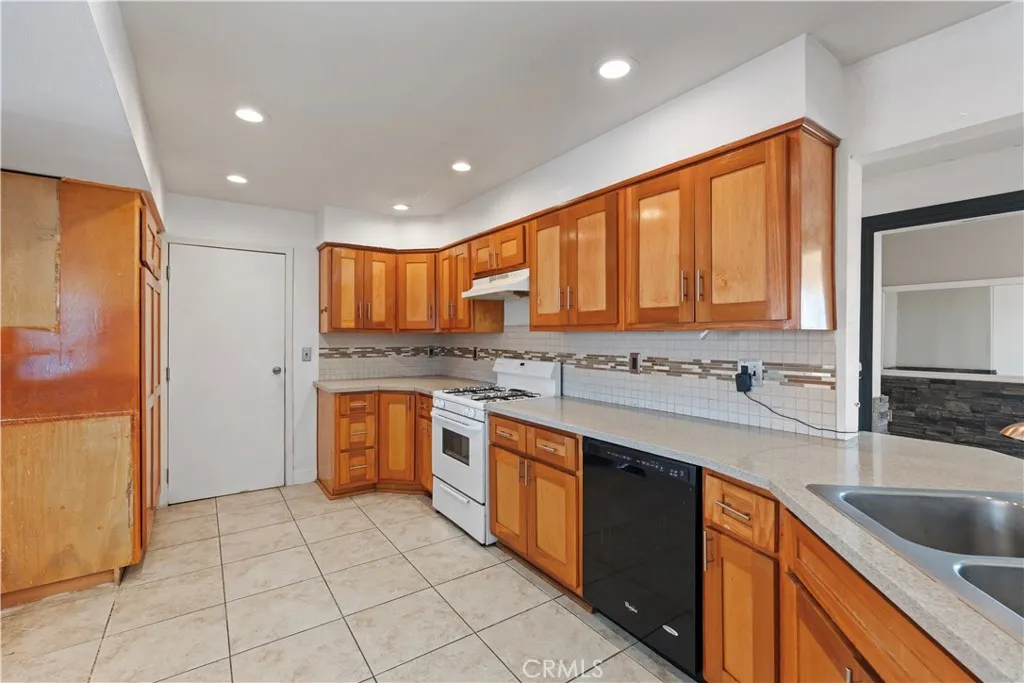 23859 South Road, Apple Valley, California 92307 home-pic-8
