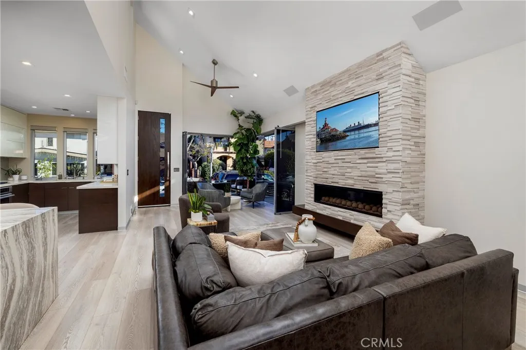 29 W Neapolitan, Long Beach, California 90803 home-pic-4