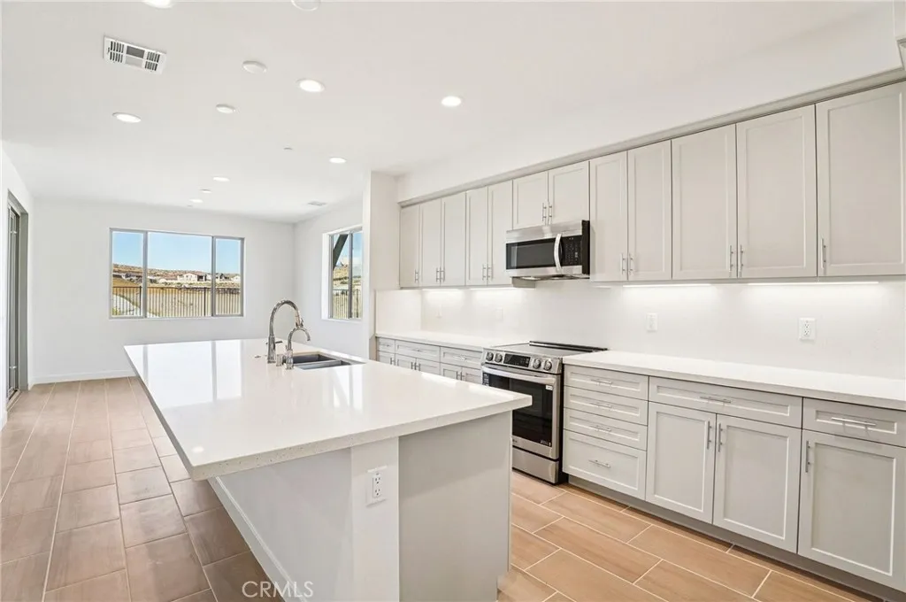 4033 Saddle Drive, Palmdale, California 93551 home-pic-2