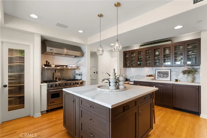 Beautiful Center Island With Sapienstone Counters