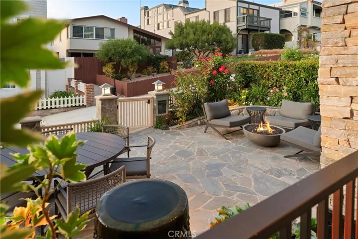 Front Patio Opens to Walkstreet