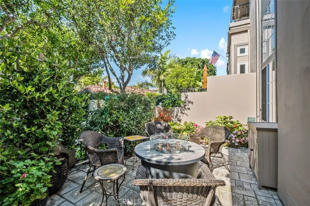 19373 Peachtree, Huntington Beach, California 92648 home-pic-1