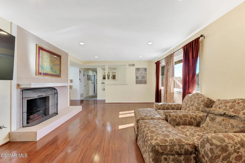 417 W Columbia Road, Thousand Oaks, California 91360 home-pic-8