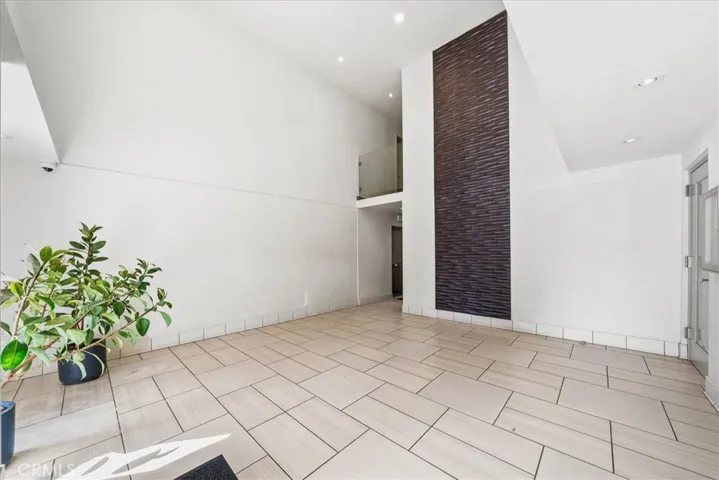 Lobby for 1045 Kings Rd